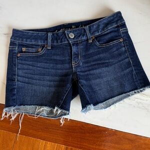 AEO American Eagle Women's Denim Shorts Dark Frayed Hem Stretchy Short Size 4